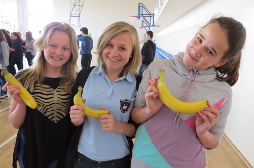 garwolin - Z bananami w rękach wspierali piłkarza Daniego Alvesa